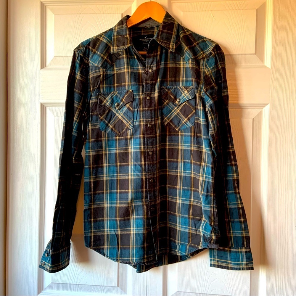 AMERICAN EAGLE 🦅 men’s size small paid button shirt